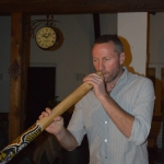 Denis au didgeridoo
